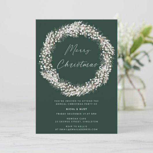 Elegant Green White Floral Wreath Christmas Party Einladung (Stehend Vorderseite)