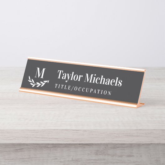 Elegant Greenery Charcoal White Monogram & Name Schreibtischnamensplakette (Vorderseite )