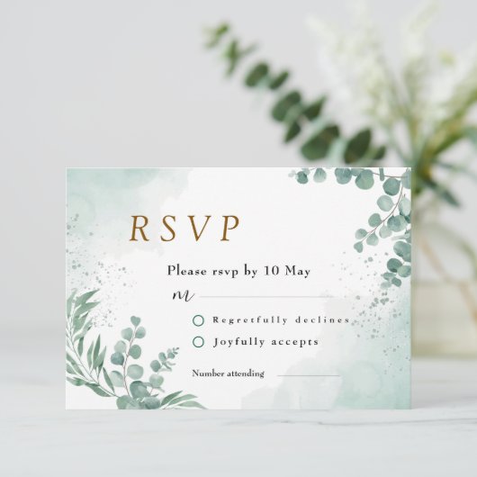 Elegant Greenery Eucalyptus Blätter Wedding RSVP Karte (Stehend Vorderseite)
