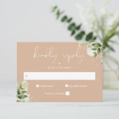 Elegant Greenery Floral Tan Wedding RSVP Karte (Stehend Vorderseite)