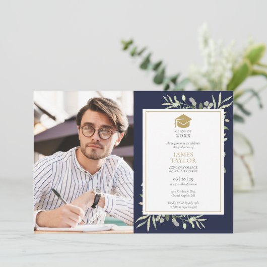 Elegant Greenery Navy Blue Graduation Party Foto Einladung (Stehend Vorderseite)