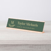 Elegant Greenery Tan Dark Green Monogram & Name Schreibtischnamensplakette (Vorderseite )