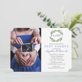 Elegant Greenery Wreath Foto Boy Baby Shower Einladung (Stehend Vorderseite)