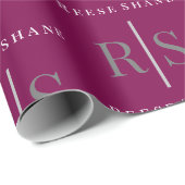 Elegant Grey Monogram & White Name, Maroon Geschenkpapier (Rolleneckpunkt)