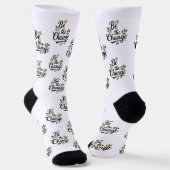 Elegant Hand-Lettered "Be the Change" Black Script Socken (Gewinkelt)