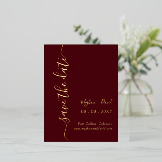 Elegant handgeschriebenes Burgundy Save the Date Folie Einladungspostkarte (Stehend vorne)