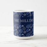 Elegant Hanukkah Blue Menorah Holiday Pattern Kaffeetasse<br><div class="desc">Digitale Kunst von Liliumdes. Passen Sie es mit Ihrem Familiennamen an.</div>