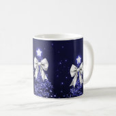 Elegant Holiday Navy Christmas Trees Silver Bows Kaffeetasse (VorderseiteRechts)
