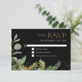Elegant Holly Berry n Pine Black n Gold Wedding RSVP Karte (Stehend Vorderseite)