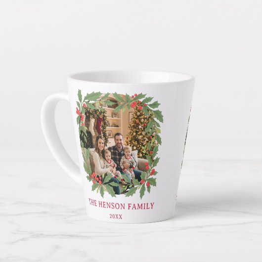 Elegant Holly Wreath Merry Christmas Family Photo Milchtasse (Linke Ecke)