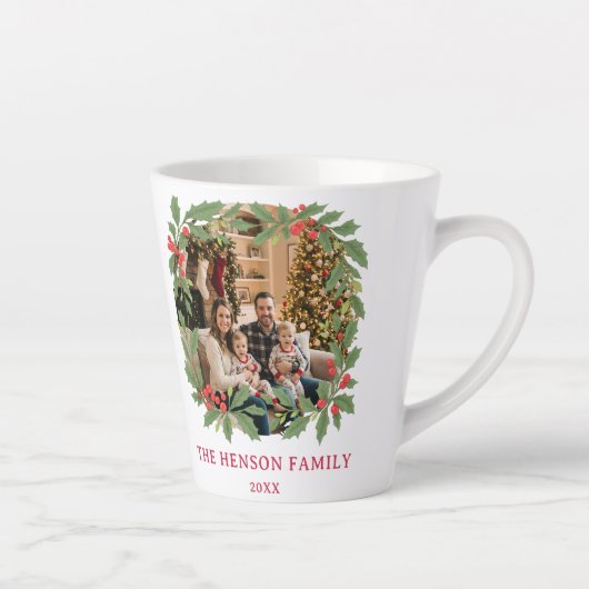 Elegant Holly Wreath Merry Christmas Family Photo Milchtasse (Rechts)