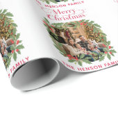 Elegant Holly Wreath Merry Christmas Photo Geschenkpapier (Rolleneckpunkt)