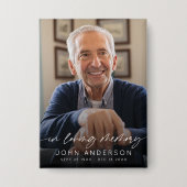 Elegant In Loving Memory Script Photo Funeral Button (Vorderseite)