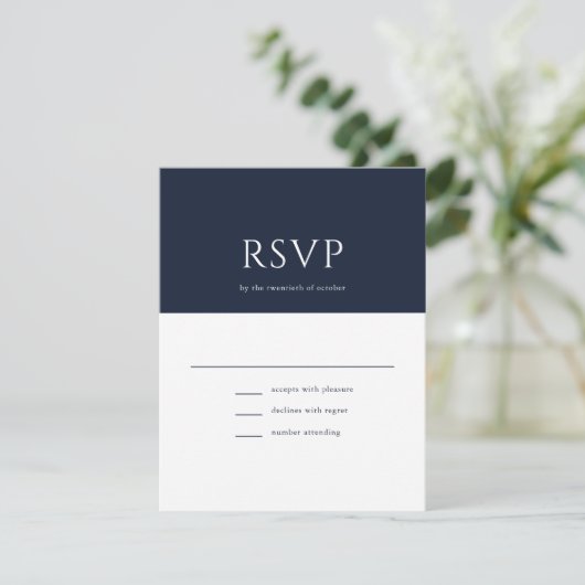 Elegant Initial Script Monogram Navy Blue Wedding RSVP Karte (Stehend Vorderseite)