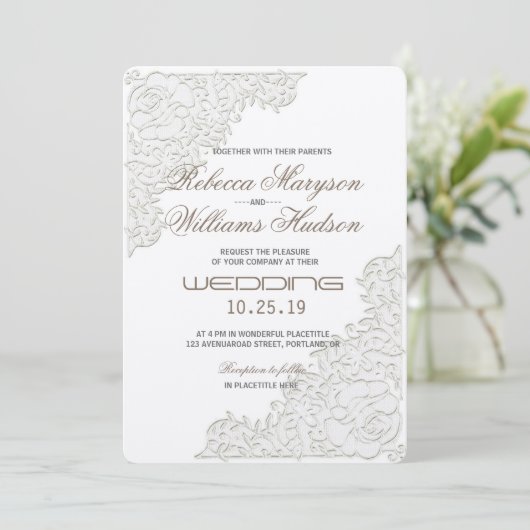 Elegant Ivory White Lace Corner Einladung Hochzeit (Stehend Vorderseite)