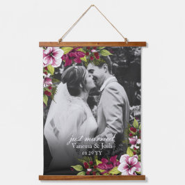 Elegant Just Married Magenta Green Floral Wedding Wandteppich Mit Holzrahmen