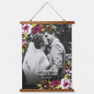 Elegant Just Married Magenta Green Floral Wedding Wandteppich Mit Holzrahmen