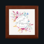 Elegant Just Married Wedding | Keepake Box Erinnerungskiste<br><div class="desc">Für weitere Anpassungen klicken Sie bitte auf die Schaltfläche "Anpassen" und verwenden Sie unser Designwerkzeug, um diese Vorlage zu ändern. Wenn die Optionen verfügbar sind, können Sie Text und Bild ändern, indem Sie einfach auf "Text oder Bild hier bearbeiten/entfernen" klicken und Ihr eigenes Bild hinzufügen. Wenn Sie dieses Design einem...</div>