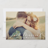 Elegant Just Married White Script Wedding Foto Ankündigung (Vorderseite)