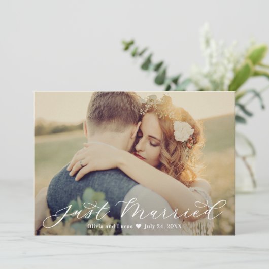 Elegant Just Married White Script Wedding Foto Ankündigung (Stehend Vorderseite)