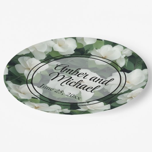 Elegant klassisch grün botanisch weiß Blüte Pappteller (Schrägansicht)