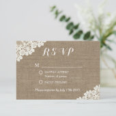 Elegant Lace Corner Burlap Wedding RSVP Karte (Stehend Vorderseite)