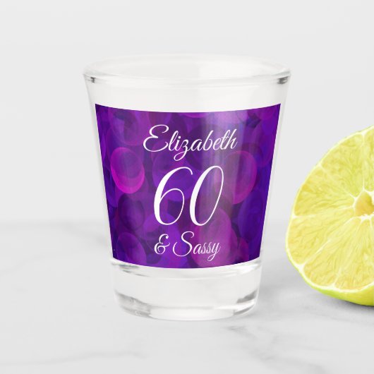 Elegant Lila 60 und Sassy Birthday Party Schnapsglas (Vorderseite)