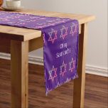 Elegant Lila KUNDENBAR| Star von David Kurzer Tischläufer<br><div class="desc">Moderner lila STAR OF DAVID Table Runner, der mit farbenfrohen Stern von David in einem gefliesten Muster zeigt. An beiden Enden gibt es CUSTOMIZABLE TEXT, die Sie mit Ihrem eigenen Gruß personalisieren oder Ihren Namen hinzufügen können. Es handelt sich um ein minimalistisches, elegantes Design, das sich für jüdische Feiertage und...</div>