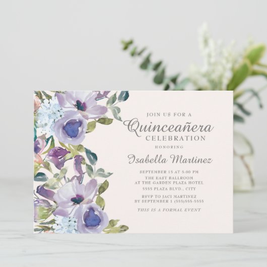 Elegant Lilac Blue Floral Horizontal Quinceañera Einladung (Stehend Vorderseite)