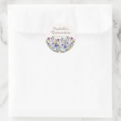 Elegant Lilac Blue Floral Quinceñera Name Datum Runder Aufkleber (Tasche)