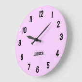 Elegant Lilac mit schwarzen Zahlen personalisiert Große Wanduhr (Winkel)
