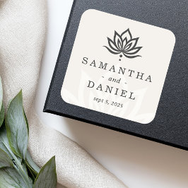 Elegant lotus flower monogram light neutral ivory quadratischer aufkleber