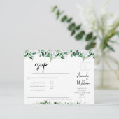 Elegant Lush White Floral and Greenery RSVP Karte (Stehend Vorderseite)