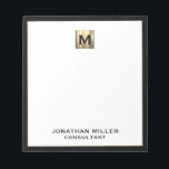 Elegant Luxury Monogram Notizblock<br><div class="desc">Mit diesem mit Monogramm Notizblock mit klassischer Blocktypografie und einem schwarzen Rahmen mit gebürstetem Goldmedaillenmonogramm heben Sie Ihr Schreibwarenspiel auf. Das Notizblock enthält Platz für den eigenen Text, z. B. Ihren Namen und Titel, sodass es sich perfekt für den persönlichen oder beruflichen Gebrauch eignet. Verwenden Sie es, um Noten, Ideen...</div>