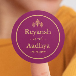 Elegant Magenta Gold Couple Names Indian Wedding Runder Aufkleber