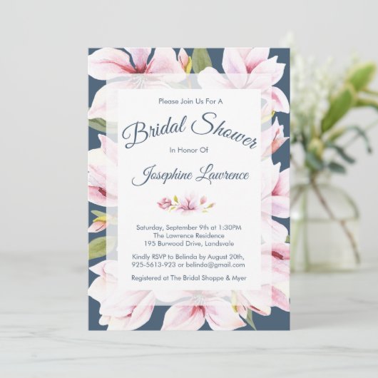 Elegant Magnolia Blumendell Bridal Einladung (Stehend Vorderseite)