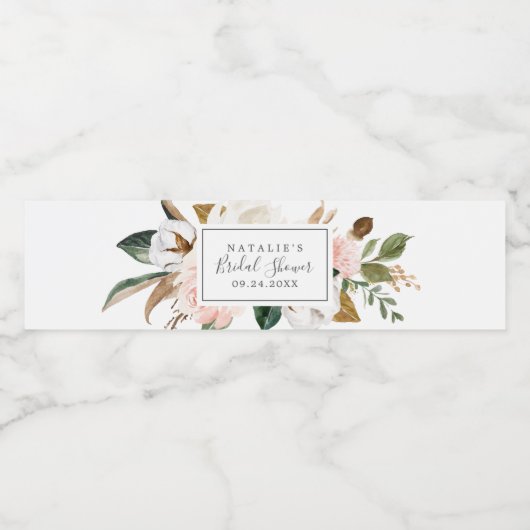 Elegant Magnolia | Weißes Brautparty Wasserflaschenetikett (Einzelnes Label)