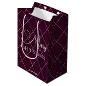 Elegant Maroon Raute Pattern Frohe Weihnachten Mittlere Geschenktüte (Vorderseite Schrägansicht)