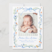Elegant Meadow Floral Blue Bow Foto Birth Ankündigung (Vorderseite)