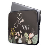 Elegant Medical Doctor or Nurse Floral Monogram Laptopschutzhülle (Vorderseite Links)