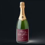 Elegant Merry Christmas Script Burgundy Holiday Schaumweinetikett<br><div class="desc">Feierliche Weihnachtsschrift,  Weihnachtsflaschen-Etiketten. Design-Features,  Schneeflockakzent und skurrile,  weiße Feiertagstypografie zitieren auf bordeauxroten Hintergrund. Zwei Textzeilen für Ihre Nachricht und Ihren Namen.</div>
