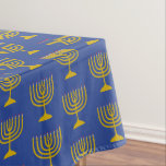 Elegant Mid Blue | Chanukah Hanukkiyah | MENORAH Tischdecke<br><div class="desc">Elegantes mittelblaues MENORAH Tablecloth,  das mit Imitaten goldene Menorah in einem gefliesten Muster zeigt. Das ist ein minimalistisches,  einfaches,  elegantes Design,  besonders geeignet Hanukkah. Erhältlich in anderen Farben,  oder Sie können die Farbe ändern,  indem Sie auf Weitere anpassen klicken und aus der Farbpalette wählen.</div>