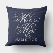 Elegant Midnight Mr. and Mrs. Script Custom Monogr Kissen (Vorderseite)