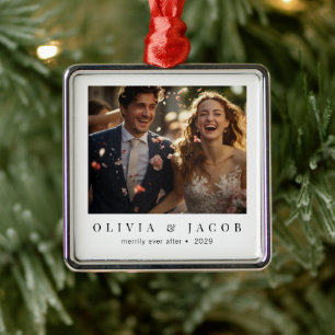 Elegant Minimal Merrily Ever After Frischvermählte Ornament Aus Metall