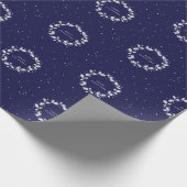 Elegant Minimal Navy Blue Weihnachten Holly Wreath Geschenkpapier (Ecke)