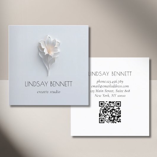 Elegant Minimalist Floral White Blue QR Code Quadratische Visitenkarte
