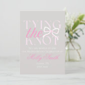 Elegant Minimalistisch bindet sie die Knotenbridal Einladung (Stehend Vorderseite)