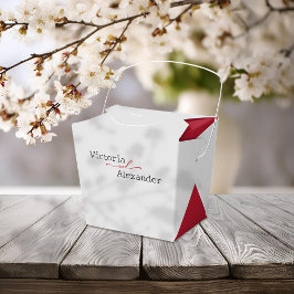 Elegant Minimalistisch mit einer Hochzeit mit rote Geschenkschachtel