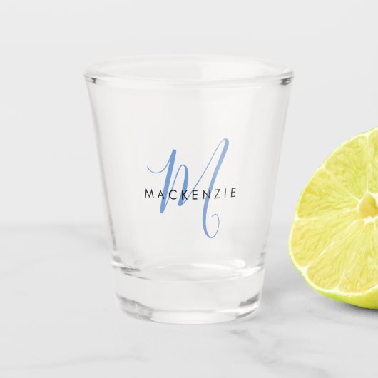 Elegant Modern Blue Script Monogram Schnapsglas (Vorderseite)