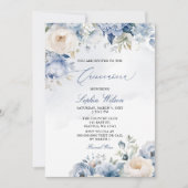 Elegant Modern Dusty Blue Floral Quinceñera Einladung (Vorderseite)